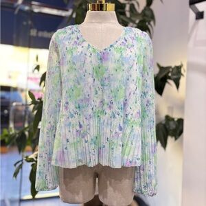 Pastel Pleated Long Sleeve Blouse with V-Neck – Lightweight Floral Textured Top